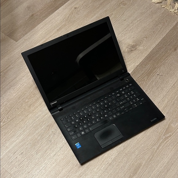 Toshiba C55-C5241 NO HDD, BAD BATTERY, FOR PARTS - Picture 5 of 7